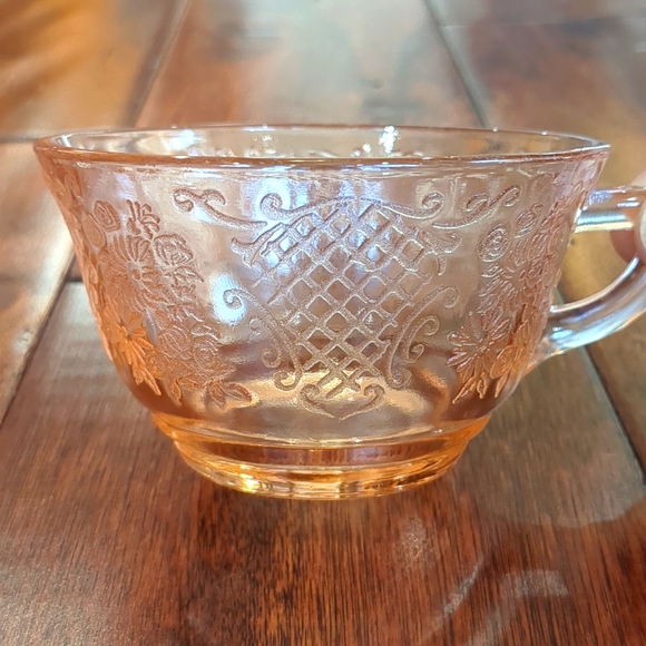 Federal Normandie Lattice & Floral Pink Depression cups and saucers - Picture 3 of 6